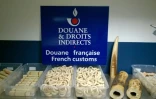 Cette photographie transmise par les douanes françaises le 10 décembre 2015 montre une saisie de bracelets en ivoire et de cornes réalisée à l'aéroport Roissy-Charles-de-Gaulle à Paris