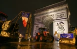 Des tracteurs sont garés devant l'Arc de Triomphe lors d'une manifestation d'agriculteurs, le 8 janvier 2026 à Paris