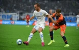 L'attaquant de Marseille Valère Germain (g) à la lutte avec le défenseur de Montpellier Nicolas Cozza, le 21 septembre 2019 à Marseille