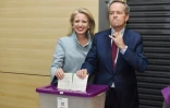 Le leader de l'opposition travailliste australienne Bill Shorten (D) et son épouse Chloé à Melbourne le 2 juillet 2016