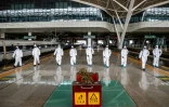 Passage au désinfectant de la gare de Wuhan, dans la province du Hubei, le 24 mars 2020