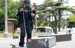 Dexter Lotz aide Zion Ricks-Gaines a exploré les contours d'un obstacle à l'aide de sa canne blanche avant de tenter une figure avec son skate-board, le 6 mai 2022 à San Francisco 