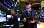 Traders sur le parquet du New York Stock Exchange (NYSE) à l'ouverture de Wall Steeet le 11 avril 2025.