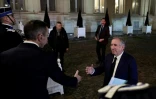 Le ministre de l'Intérieur sortant Bruno Retailleau (g) accueille le nouveau Premier ministre François Bayrou pour une réunion de crise sur la situation à Mayotte touchée par le cyclone Chido, le 14 décembre 2024 à Paris