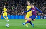 Idéalement servi par Lionel Messi, l'attaquant français du Barça Antoine Griezmann marque le but du 3-0 contre Dortmund en Ligue des champions, le 27 novembre 2019 au Camp Nou de Barcelone