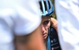 Le cycliste français de l'équipe DSM - Firmenich Romain Bardet après une chute conduisant à son abandon lors de la 14e étape du Tour de France entre Annemasse et Morzine Les Portes du Soleil, dans les Alpes le 15 juillet 2023