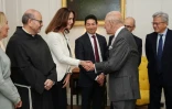 Le roi Charles III serre la main de la directrice financière d'OpenAI, Sarah Friar, le 17 septembre 2026 à Cumnock, en Ecosse
