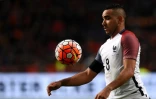 L'attaquant de l'équipe de France Dimitri Payet contrôle le ballon en match amical face aux Pays-Bas, le 25 mars 2016 à Amsterdam