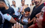 Des secouristes évacuent des blessés après, selon la Défense civile de Gaza, des tirs israéliens meurtriers en marge d'une distribution d'aide humanitaire à Rafah, dans le sud de la bande de Gaza, le 1er juin 2025