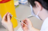 Préparation d'un vaccin à la maison de retraite Woonzorgcentrum Sint-Pieters à Puurs en Flandre (Belgique), le 28 décembre 2020