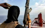 Photo diffusée par le Centre des médias Huthi Ansarullah du Yémen, le 8 juillet 2025, montrant des combattants affiliés aux Houthis menant une attaque en mer contre le navire battant pavillon libérien Magic Seas
