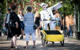 Un clown amuse les badauds en assurant la promotion du  Tour de France à vélo cargo dans les rues de Copenhague, le 27 juin 2022 