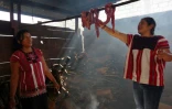 Une femme membre de la communauté indigène Tseltal prépare de la viande fumée qui sera conservée hors de la chaîne du froid faute de réfrigérateur à Oxchuc, Etat du Chiapas, dans le sud du Mexique, le 7 mai 2025