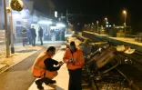Des agents SNCF et la police près de voitures calcinées sur les voies ferrées devant la gare de Moirans, le 20 octobre 2015