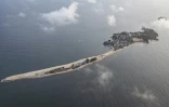 Vue aérienne de l'île de Plantain menacée de disparaître à cause de la montée des eaux, le 29 avril 2025 au large de la Sierra Leone