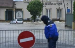 Un policier devant un périmètre interdit en raison des inondations à Boulay-Moselle, en Moselle, le 17 mai 2024