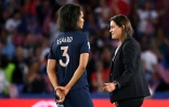 La défenseure Wendie Renard avec la sélectionneuse des Bleues Corinne Diacre à l'issue du match de Coupe du monde contre les Etats-Unis à paris, le 28 juin 2019