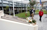 Couronne de fleurs déposé au site de Naval Group (ex-DCN), le 8 mai 2022 à Cherbourg  pour rendre hommage aux victimes de l'attentat de Karachi il y a 20 ans