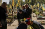 Inhumation d'un secouriste ukrainien tué par les forces russes, le 8 septembre 2023 dans un cimetière de Kiev parsemé de drapeaux nationaux
