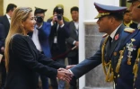 La nouvelle présidente bolivienne par interim Jeanine Anez serre la main du commandant en chef des forces armées, le Général Carlos Orellana à La Paz le 14 novembre 2019