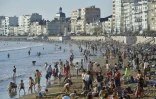 Des personnes en nombre sur une plage des Sables-d'Olonne le 31 octobre 2016. 2016 va sans doute devenir l'année la plus chaude jamais enregistrée sur la planète depuis le début des relevés en 1880