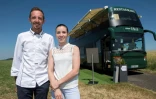 Charles et Mélina Moncouyoux posent devant leur bus itinérant, le 12 juillet 2018 à Pulvérières
