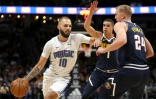 Le Français Evan Fournier (g) d'Orlando Magic face au Denver Nuggets en NBA, le 18 décembre 2019 à Denver