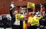 Photo fournie par le Congrès mexicain de députés du Parti de la révolution démocratique (PRD) opposés à la réforme du marché de l'électricité lors du vote de celle-ci, le 17 avril 2022
