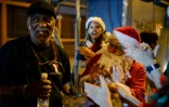 Un homme déguisé en Père Noël lors de l'opération "Santa en las calles" (le Père Noël dans la rue), le 16 décembre 2017 à Caracas, au Venezuela