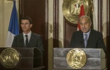 Les Premiers ministres français Manuel Valls et égyptien Sherif Ismail lors d'une conférence de presse le 10 octobre 2015 au Caire