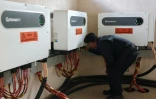 L'ingénieur principal Rinzin Galley contrôlant des onduleurs solaires dans une salle de contrôle du site de l’entreprise Norion Renewable Energy, dans la capitale bhoutanaise, Thimphou, le 30 août 2026