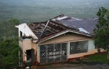 Une maison dont la toît a été endommagé à Mandeville, en Jamaïque, après le passage de l'ouragan Melissa, le 29 octobre 2025