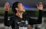 Le milieu japonais de l'Eintracht Francfort Daichi Kamada réagit après avoir raté une occasion de but face au Real Madrid en Supercoupe de l'UEFA le 10 août 2022 à Helsinki en Finlande 