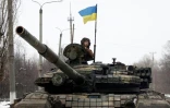 Char des forces armées ukrainiennes rejoignant sa position dans la région de Lugansk en Ukraine le 11 mars 2022