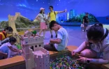 Des enfants jouent à côté d'une réplique de la Grande Muraille de Chine, au parc Legoland de Shanghai