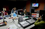 Des animateurs radio (de g à d) José Rafael Guzman, Manuel Silva et Veronica Gomez lors d'une émission radiophonique humoristique, le 6 décembre 2016 à Caracas