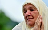 Mejra Djogaz, au mémorial de Potocari le 3 juillet 2020 devant la tombe de ses fils tués lors du massacre de Srebrenica