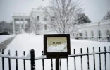 Devant la Maison Blanche enneigée, à Washington, le dimanche 13 janvier 2019, au 23e jour du "shutdown"