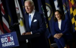 Kamala Harris écoute Joe Biden, candidat démocrate à la présidentielle américaine dont elle est la colistière, le 12 août 2020 à Wilmington, dans le Delaware