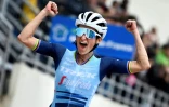 La joie de la Britannique Lizzie Deignan, victorieuse de la 1ère édition féminine de Paris-Roubaix, le 2 octobre 2021, disputée entre Denain et Roubaix