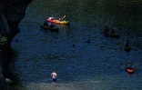 Des vacanciers en canoës et kayaks sur la rivière Ardèche près de Vallon-Pont-d'Arc, le 15 juillet 2025 en Ardèche