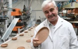 Jerzy Wysocki tient une assiette comestible dans son usine, à Zambrow, en Pologne, le 29 mai 2019