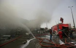 Des pompiers sur les lieux de l'attentat dans le quartier à majorité chiite à Bagdad, le 9 juin 2016
