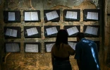 Des visiteurs de l'exposition "Hkeeli ya Jnoub" (Dis-moi, Ô Sud), qui vise à préserver la mémoire des villages détruits par Israël dans le sud du Liban, le 17 juillet 2026 à Beyrouth