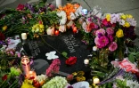 Des fleurs et des bougies, déposées par des fans, recouvrent l'étoile de la chanteuse et compositrice américaine Dolly Parton sur le "Music City Walk of Fame" de Nashville, dans le Tennessee, le 25 août 2026