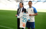 Pablo Longoria et l'attaquant de l'OM Iliman Ndiaye le 7 août 2023 au Stade Vélodrome de Marseille