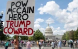 Un militant anti-Trump devant le Capitole, où des centaines de personnes faisaient la queue, le 31 août 2018, à Washington, pour rendre un dernier hommage à John McCain