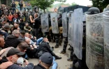 Confrontation entre manifestants serbes et forces de l'ordre du Kosovo et de la KFOR, le 29 mai 2023 à Zvecan, dans le nord du pays