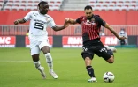Le Niçois Gaëtan Laborde (d) face au Rennais Lesley Ugochukwu, le 6 mai 2023 au stade Bollaert 