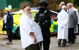 Un policier parle avec un membre de la communauté juive de Manchester (Royaume-Uni) après une attaque meurtrière contre une synagogue, le 2 octobre 2025